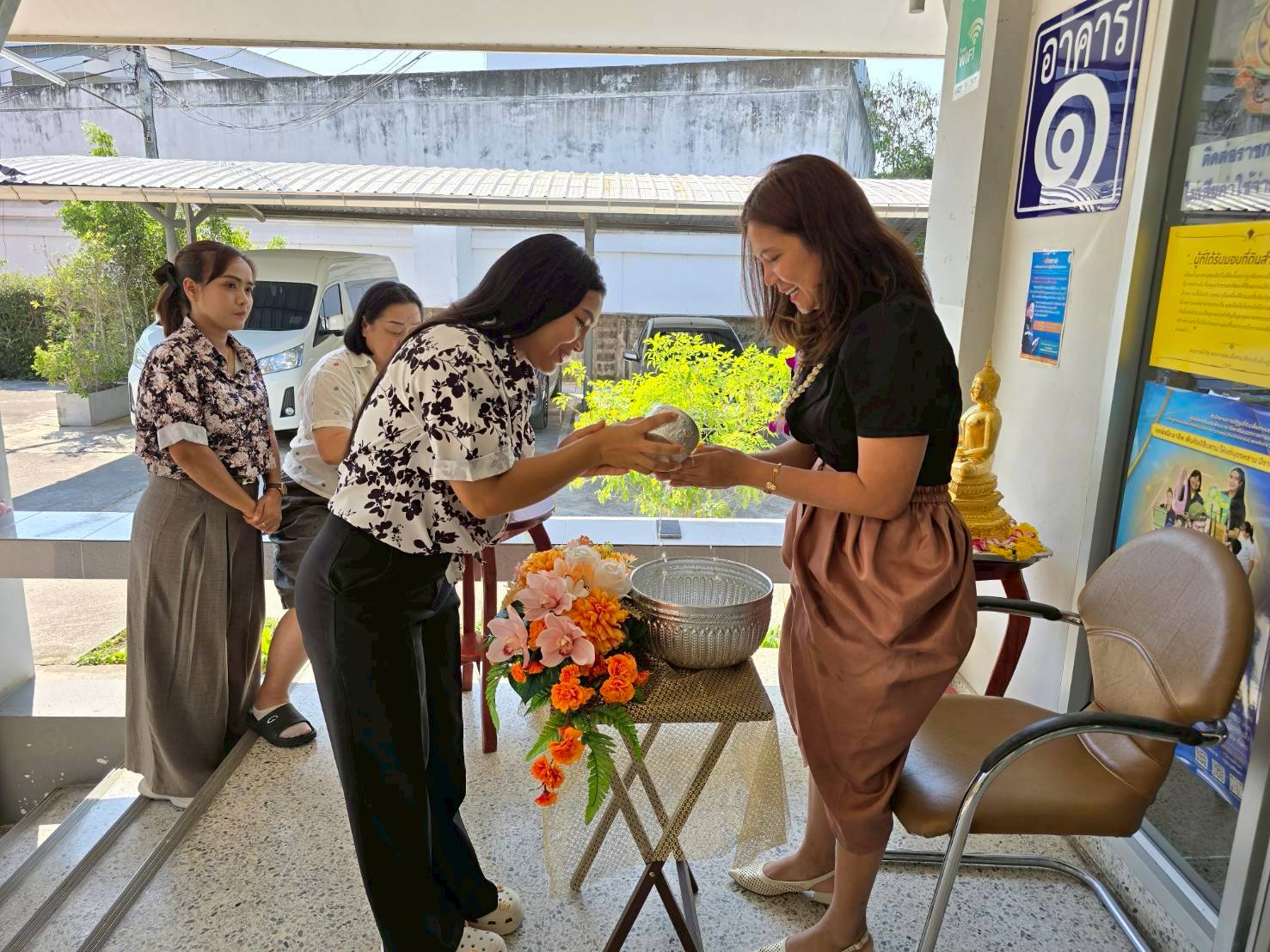 title - สำนักงานการปฏิรูปที่ดินจังหวัดเพชรบุรี ร่วมสืบสานวัฒนธรรม ประเพณีวันสงกรานต์ สรงน้ำพระและ รดน้ำขอพรปฏิรูปที่ดินจังหวัดเพชรบุรี